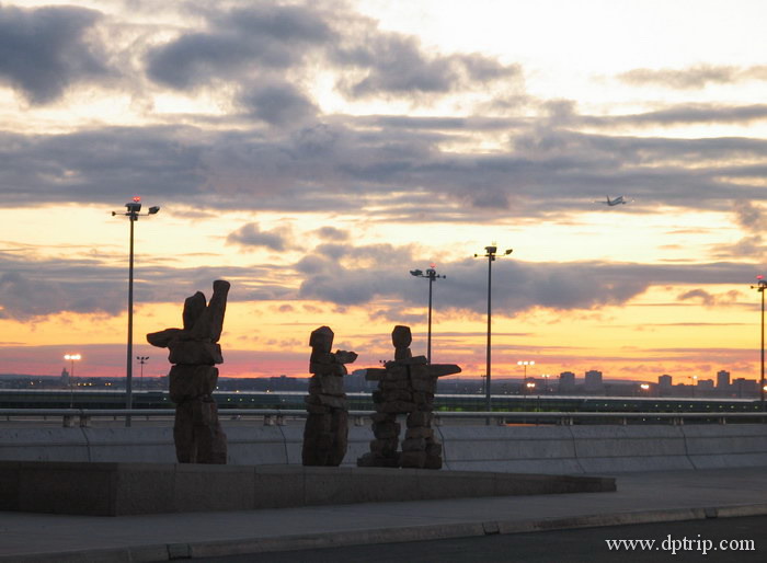 01_TorontoAirport001 2005年7月,从Pearson Airport 开始了我们的 Newfoundland之旅.终于登机了,终于要踏上这块神秘的岛屿了! 平地响雷, Halifax的风暴取消了我们的航班.