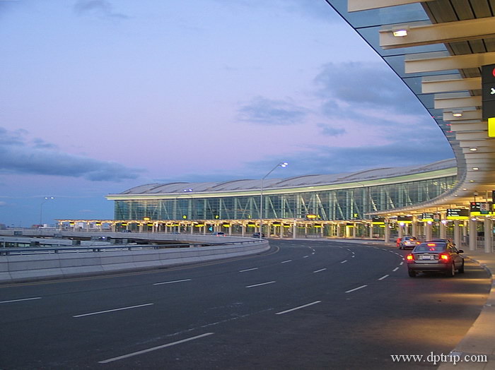 01_TorontoAirport002 从家到机场t跑了三个来回,终于在第二天拿到了一个航班的最后两个座位.还算有惊无险.感谢SJ, Jack和Wei的耐心等待.