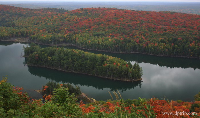 2005_NorthOntario011 Deer Trail - City of Elliot Lake,舒适悠闲的气氛,城市的Retirement  Living Program吸引很多退休人士选择这里作为他们退休后的乐园.