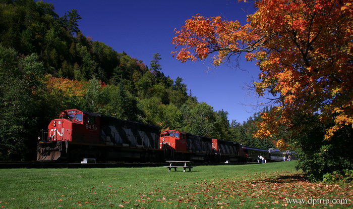 2005_NorthOntario030 停留的两小时内,游人抓紧登高,观瀑,走Trail.
