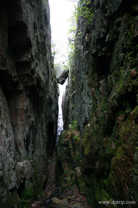 2005_NorthOntario045 Agawa Rock Indian Pictographs Trail - 0.4km, 30 minutes, moderate.