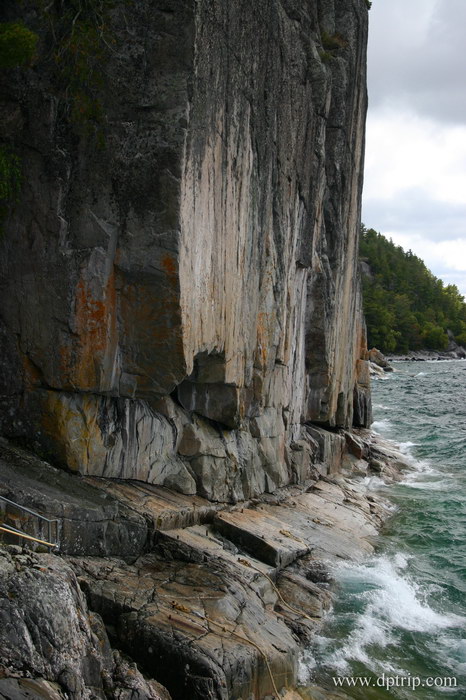 2005_NorthOntario047 从留下的痕迹来看，以前这里有绳索，抓住绳索，走到水边岩石斜坡上可仰看Rock Painting。 因为风浪太大，现在禁止走到岩石边了，所以，我们也没有看到壁画。不过，倒是感受了一下Superior 的波涛汹涌。