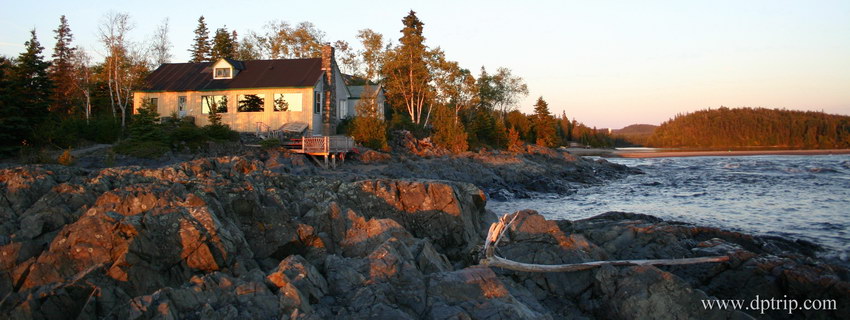 2005_NorthOntario059 傍晚时分，我们到达了Rock Island Lodge. Lodge建在临湖的岩石上，是Naturally Superrior Adventures的一个site. 主题活动是Sea Kayak. 也对公众开放。
