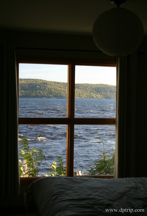 2005_NorthOntario064 Lodge有三个这样的房间。离湖这样近，探出窗外,好像就可以触及湖水了.